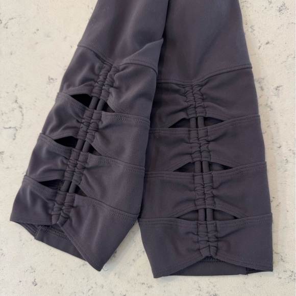 Athleta SALUTATION STASH POCKET II CINCH 7/8 Leggings Women’s Size M Purple - Picture 8 of 14